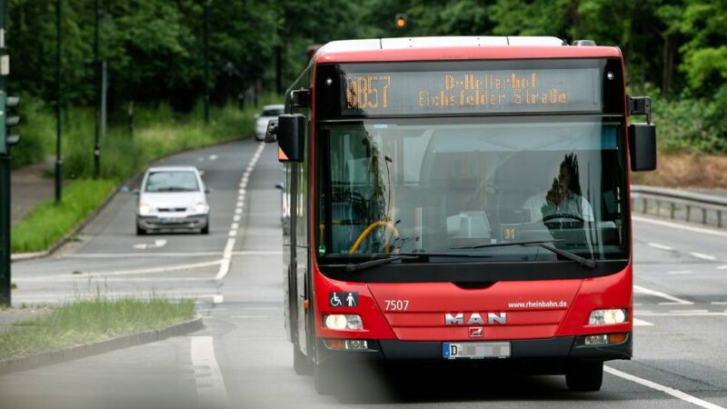 Rheinbahn erhöht die Kapazität: In die Busse der Linie SB57 können bald mehr Menschen einsteigen