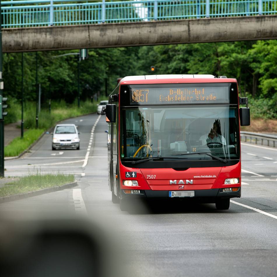 Rheinbahn erhöht die Kapazität: In die Busse der Linie SB57 können bald mehr Menschen einsteigen