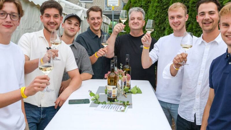 Feiern am historischen Wall: Besucher genießen das Wallweinfest in Kaulhausen