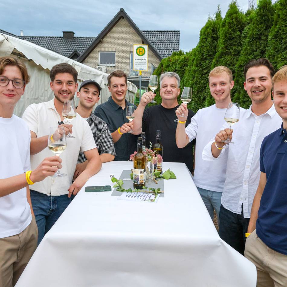 Feiern am historischen Wall: Besucher genießen das Wallweinfest in Kaulhausen
