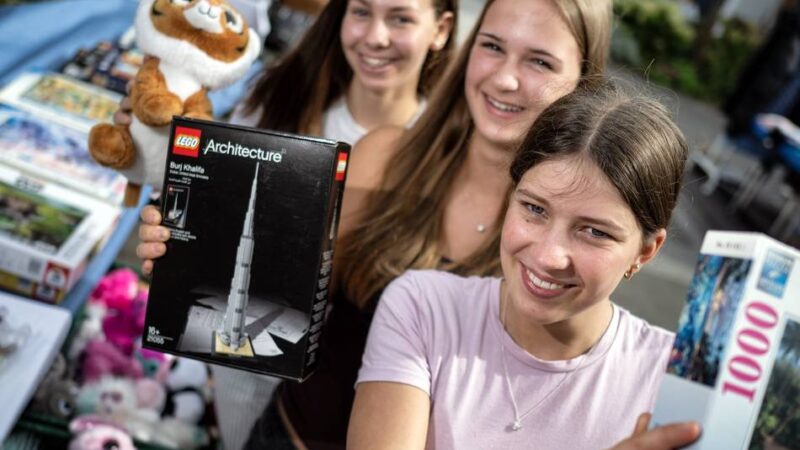 Tradition in Hüscheid: Garagentrödel bringt Nachbarn und Gäste zusammen
