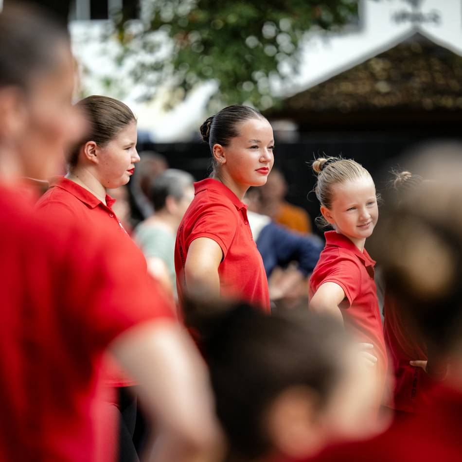 Hippegarde feiert auf dem Dorfplatz: Hippefest in Baumberg blieb vom Regen verschont