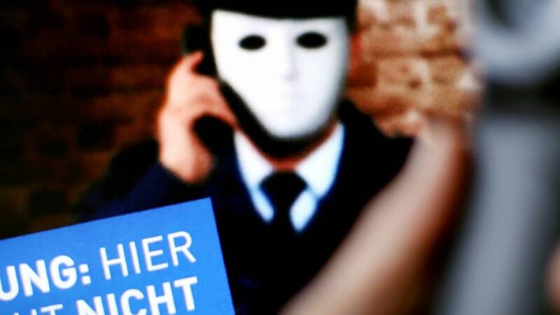 Betrug in Wermelskirchen: Falsche Polizeibeamte beklauen Seniorin
