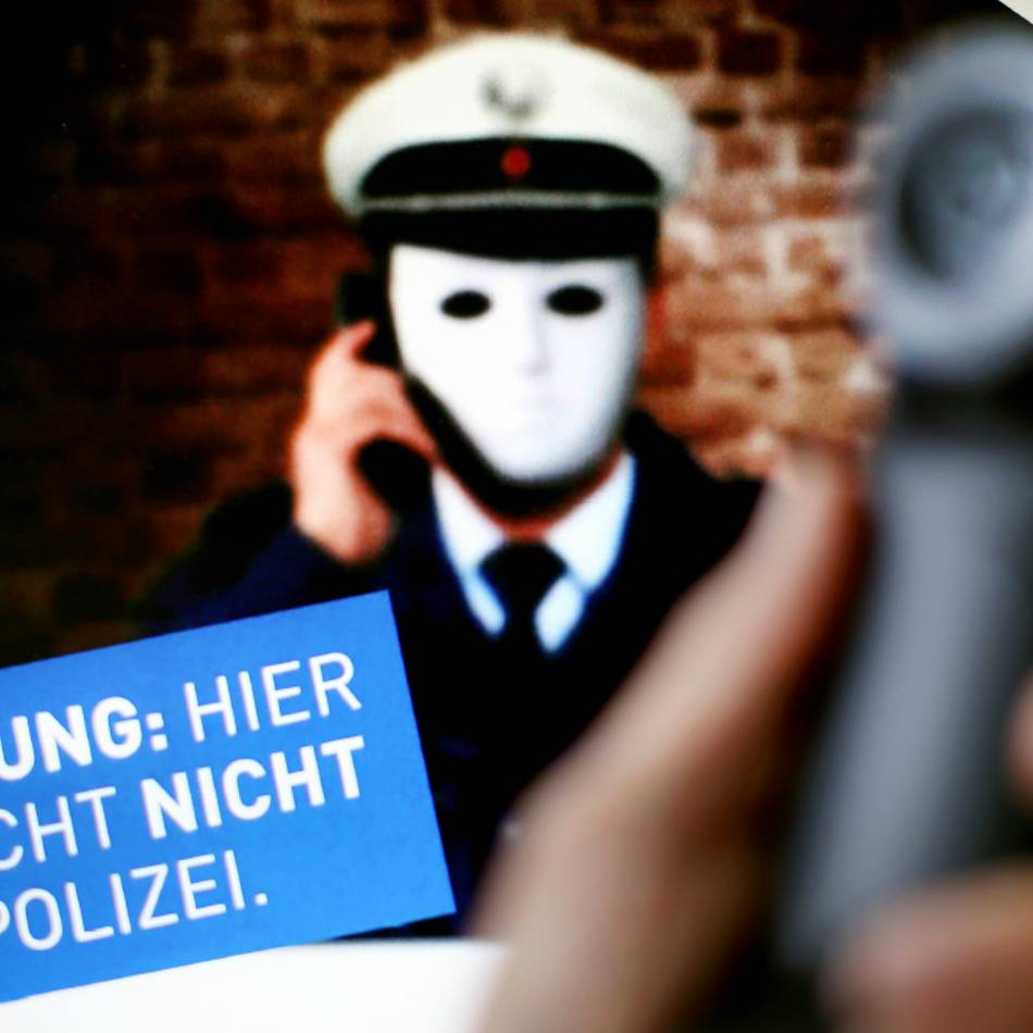 Betrug in Wermelskirchen: Falsche Polizeibeamte beklauen Seniorin