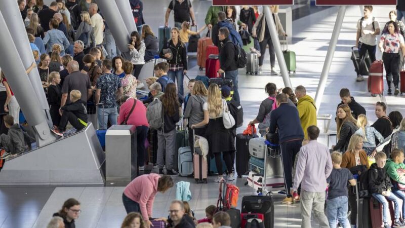 Schlangen am Wochenende: Welche „behördlichen Anweisungen“ bremsen die Kontrollen am Düsseldorfer Flughafen?