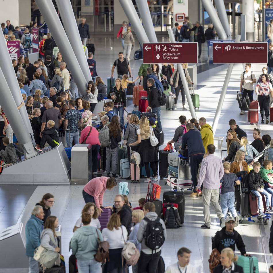Schlangen am Wochenende: Welche „behördlichen Anweisungen“ bremsen die Kontrollen am Düsseldorfer Flughafen?