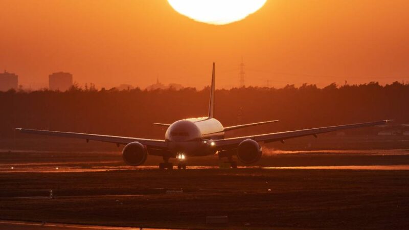 Boeing 757-300: Lauter Knall und Flammen am Triebwerk – Flugzeug bricht Start in Düsseldorf ab