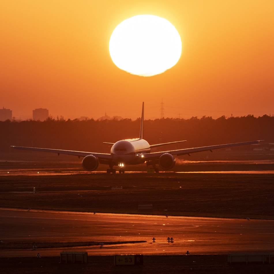 Boeing 757-300: Lauter Knall und Flammen am Triebwerk – Flugzeug bricht Start in Düsseldorf ab