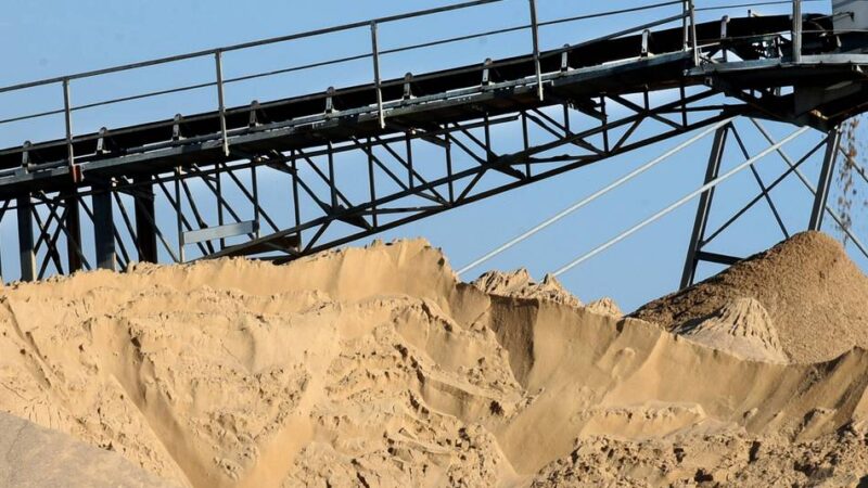 Auf der Anlage in Hüdderath: Unbekannte drehen Sicherungen raus und stehlen Stromkabel von Kieswerk in Weeze