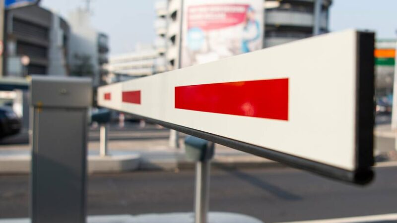 Flug verpasst: Alle Parkplätze am Flughafen in Düsseldorf besetzt – „Das war vollständiges Chaos“