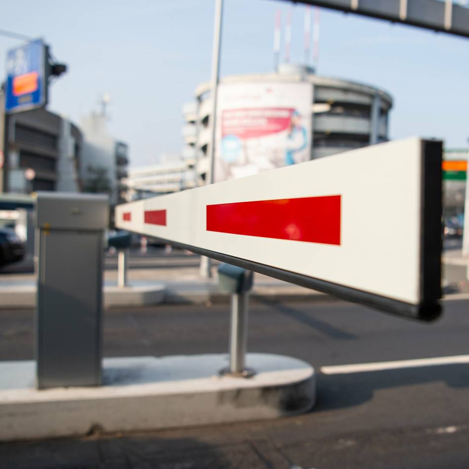 Flug verpasst: Alle Parkplätze am Flughafen in Düsseldorf besetzt – „Das war vollständiges Chaos“