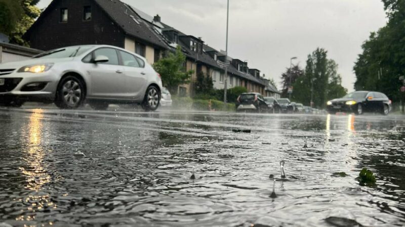 Starkregen flutet Straßen und Keller: Großeinsatz in NRW – Schwerpunkte in Mönchengladbach und Bedburg