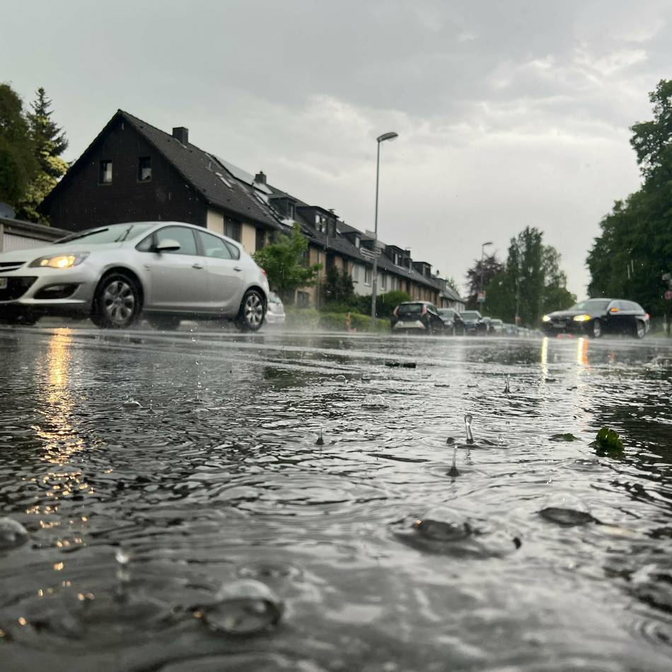 Starkregen flutet Straßen und Keller: Großeinsatz in NRW – Schwerpunkte in Mönchengladbach und Bedburg