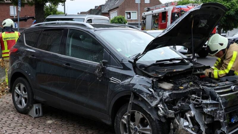 Einsatz in Grevenbroich: Auto prallt gegen Hauswand in Gustorf – Fahrerin verletzt