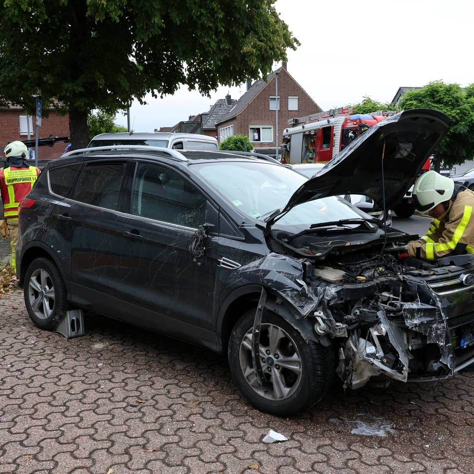 Einsatz in Grevenbroich: Auto prallt gegen Hauswand in Gustorf – Fahrerin verletzt