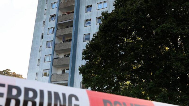 Hochhaus abgeriegelt: Mordkommission ermittelt nach Messer-Attacke in Grevenbroich
