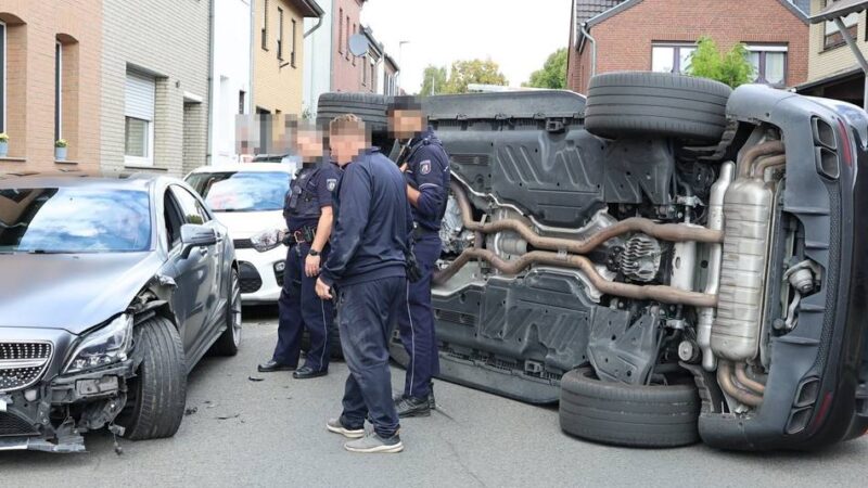 Auf der Düsseldorfer Straße in Grevenbroich: Auto kracht auf parkenden Wagen – und landet auf der Seite