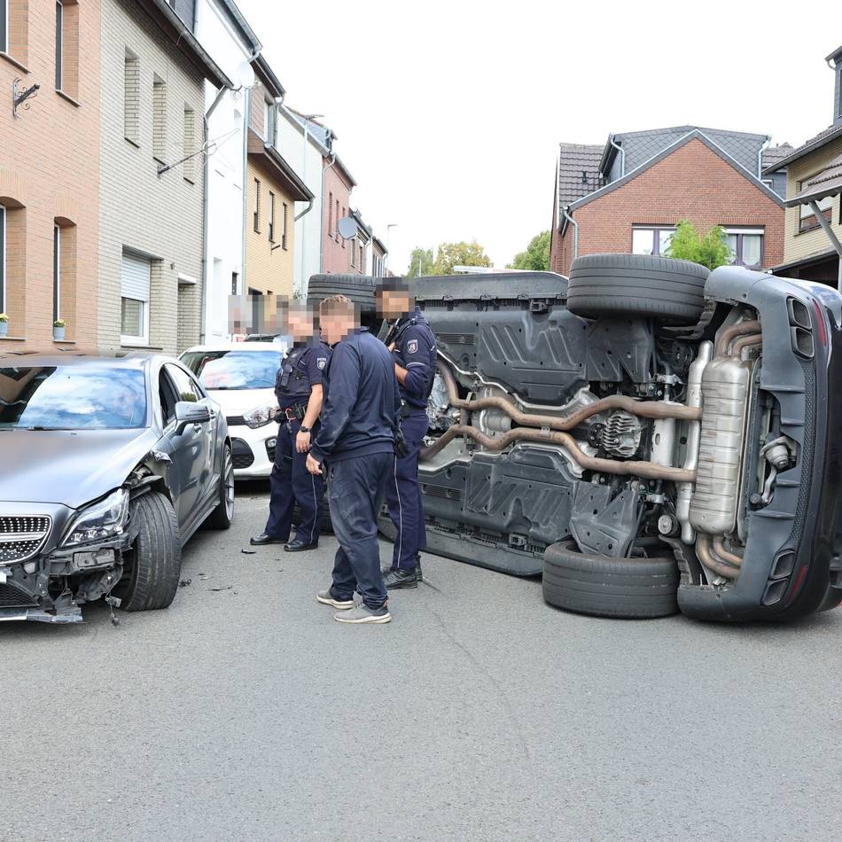 Auf der Düsseldorfer Straße in Grevenbroich: Auto kracht auf parkenden Wagen – und landet auf der Seite