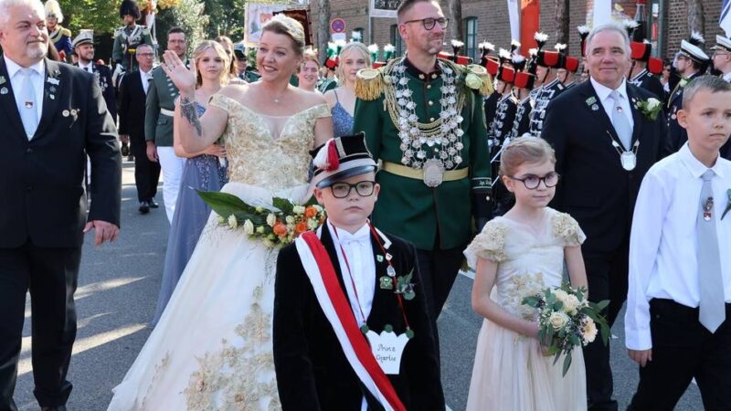 Brauchtum in Grevenbroich: Allrather Schützen feiern mit Christian und Wendi Holz