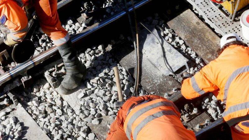 Vorfall am Bahnhof Mönchengladbach-Rheydt: Arbeiter von Zug erfasst – Bundespolizei nimmt Ermittlungen auf