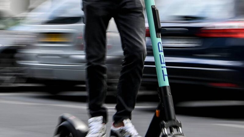 Lerchenfeldstraße in Anrath: Junge bei Unfall mit E-Scooter verletzt