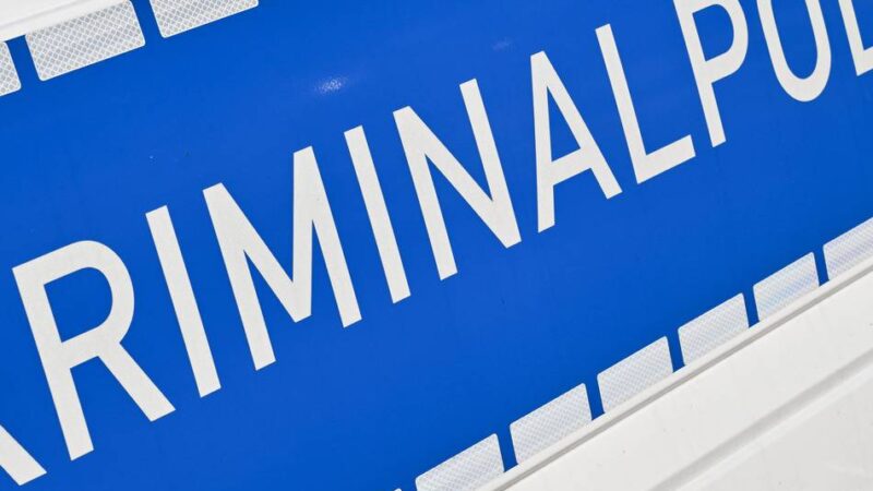 Polizei warnt vor Betrug in Leverkusen: Falsche Handwerker ergaunern Tresor-Code von Frau (87)
