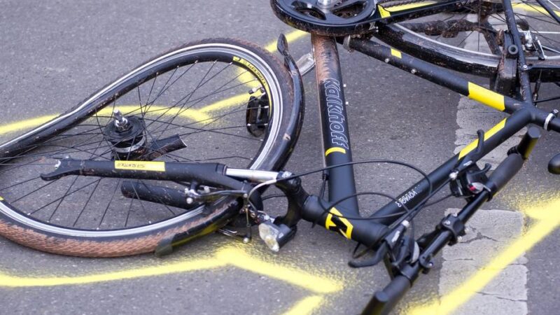 Unfallflucht in Dinslaken: Auto fährt Kind auf Fahrrad an – und fährt einfach weiter