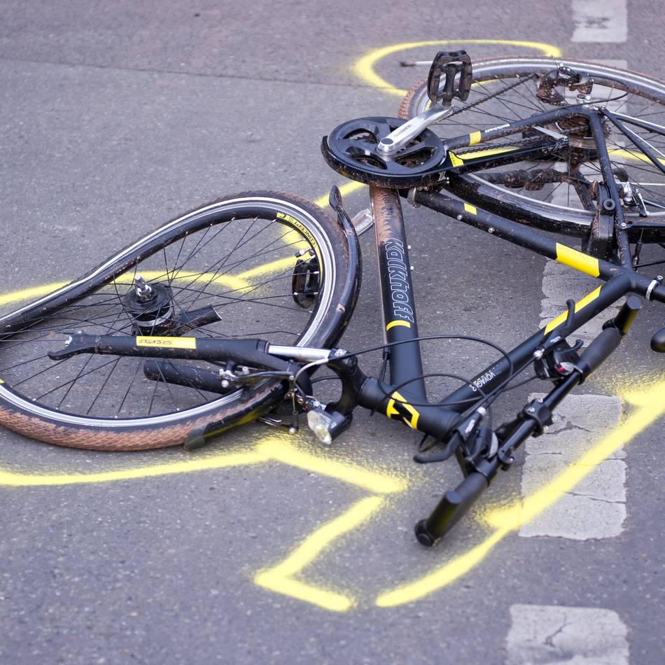 14-Jähriger überschlägt sich: Autofahrer provoziert Unfall mit Radfahrer und flüchtet in Weeze