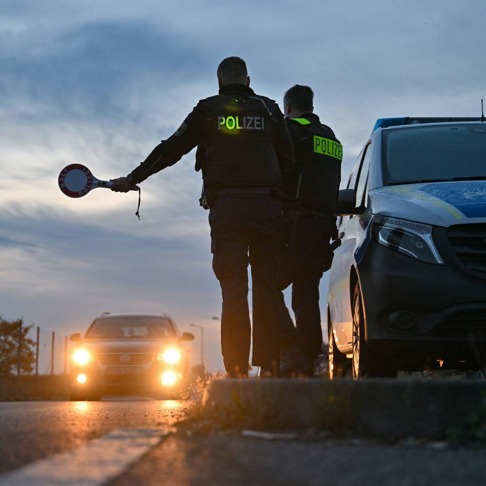 Kontrolle bei Wachtendonk: Polizei stoppt Wagen auf der A40 und entdeckt gleich mehrere Straftäter