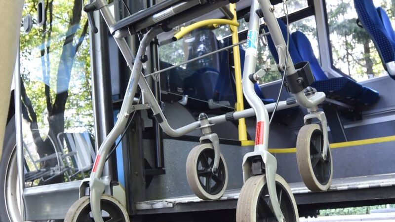An Bushaltestelle in Gladbach: NEW und Polizei laden zum „Rollatortag“