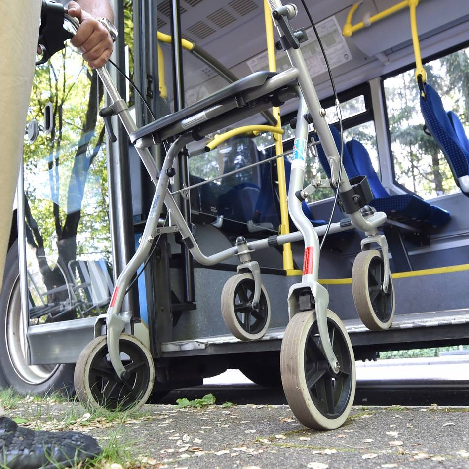 An Bushaltestelle in Gladbach: NEW und Polizei laden zum „Rollatortag“