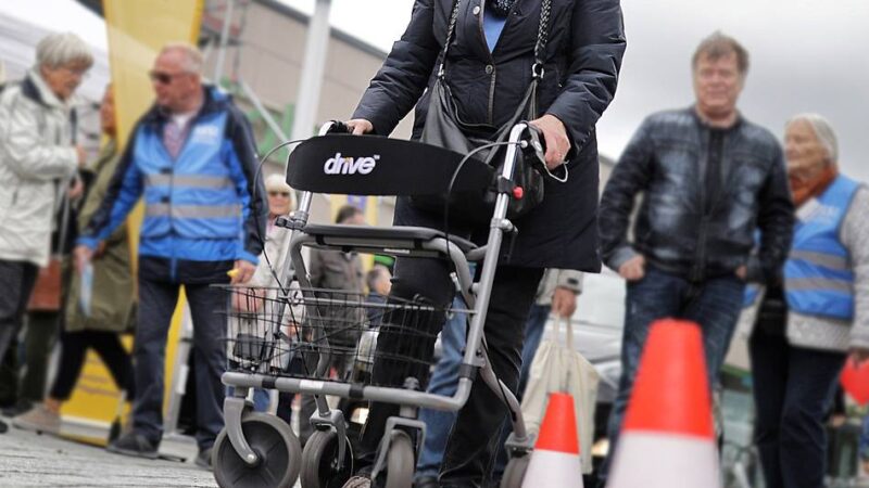 Seniorentag in Mettmann: Mit dem Rollator über einen Hindernis-Parcours