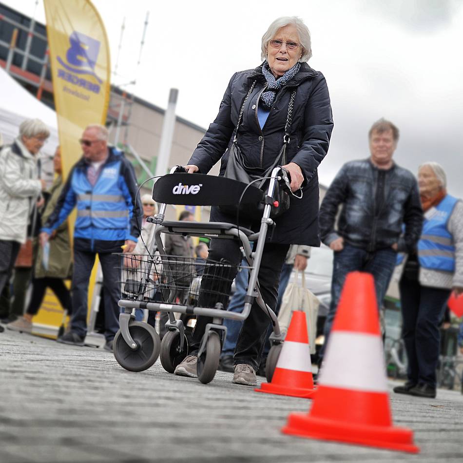 Seniorentag in Mettmann: Mit dem Rollator über einen Hindernis-Parcours