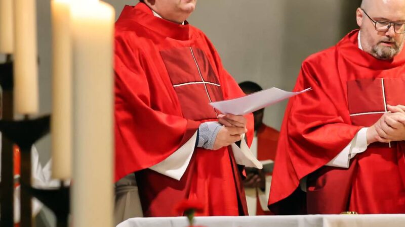 Neuer Pfarrer Michael Mohr in Amt eingeführt: „Bilder drücken aus, wer das Sagen hat“