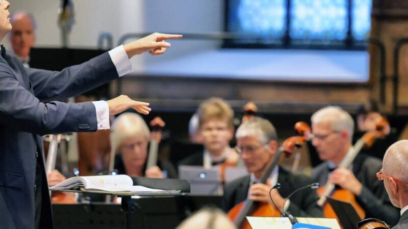 Riesenbeifall in der evangelischen Kirche: Ein grandioser Abend mit VHS-Orchester und Solisten