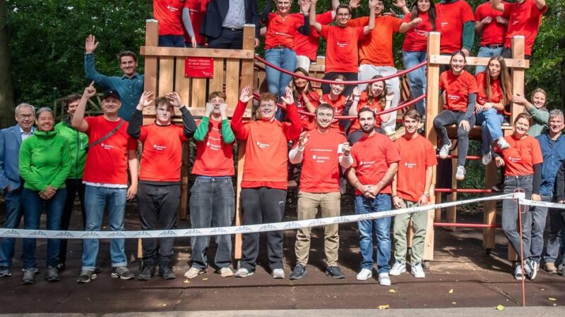 Auch ein Spielplatz umgebaut: Auszubildende gestalten Schulhof in Jüchen