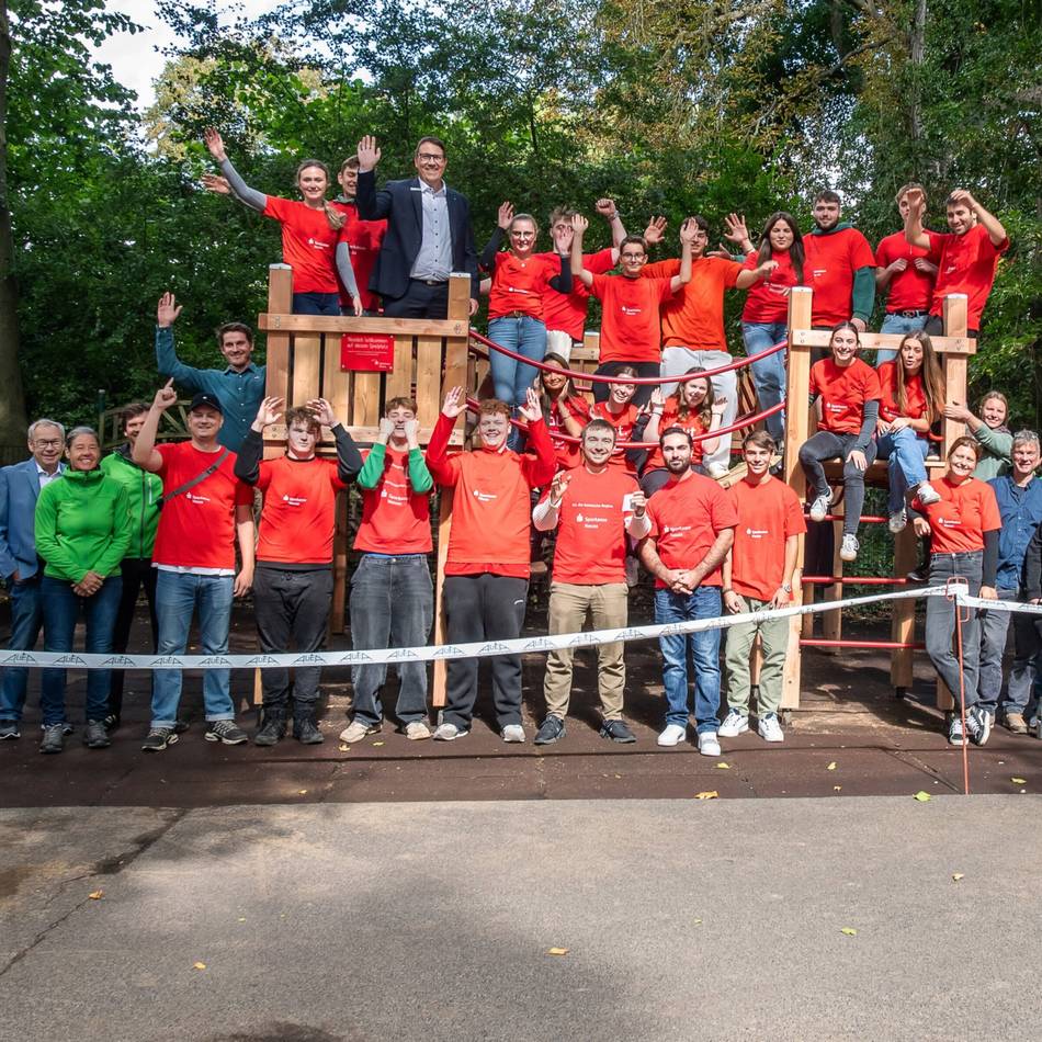 Auch ein Spielplatz umgebaut: Auszubildende gestalten Schulhof in Jüchen