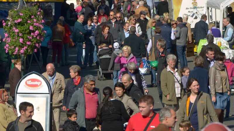 Mit verkaufsoffenem Sonntag: Sonsbeck begrüßt den Herbst mit Markt und Modenschau