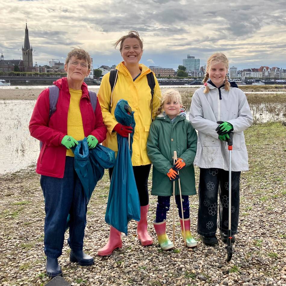 Aktion „Rhine-Clean-Up“: Vereine, Familien, Gruppen – mehr als 7000 Düsseldorfer befreien den Rhein vom Müll