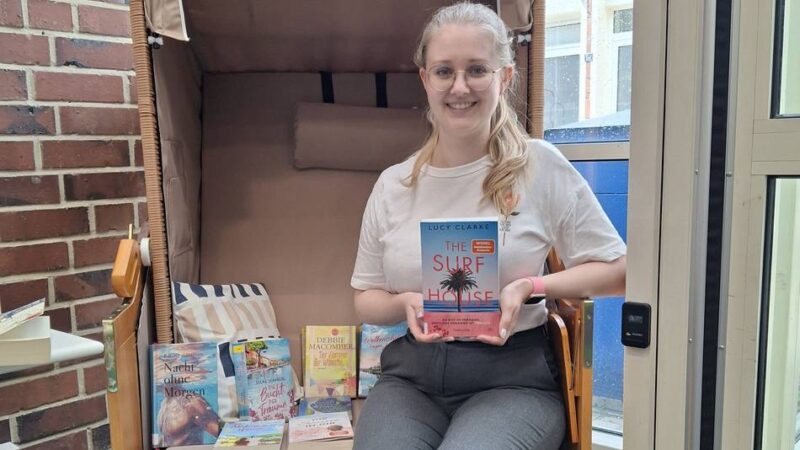 Kolumne Buchgeflüster: Sommer, Sonne & Sudden Suspense – „The Surf House“ von Lucy Clarke