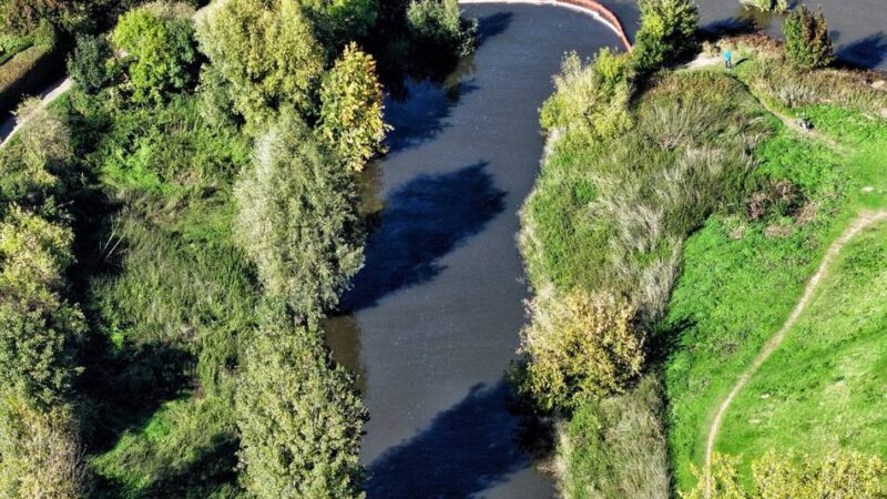 Feuerwehr-Einsatz in Neuss-Selikum: Diesel-Treibstoff fließt die Erft hinab