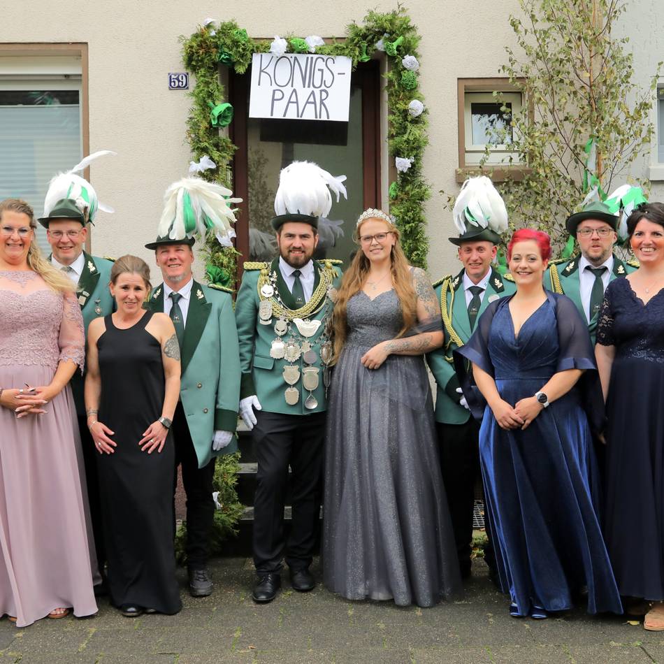 Schützenfest im Rheinberg am Rhein: Orsoys König Danyon Martin präsentiert sein Throngefolge