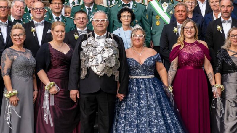 Schützenfest im Rheinberger Norden: König Freddy präsentiert seinen Schützenthron