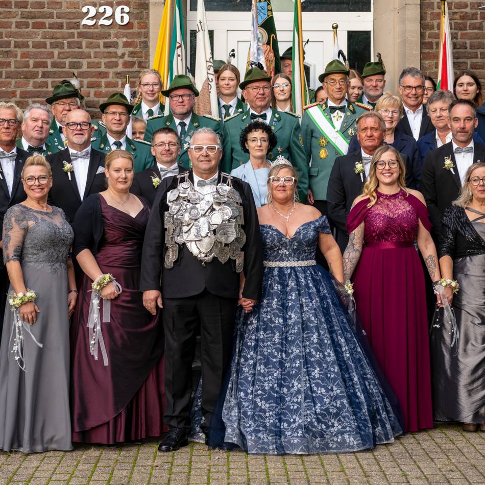 Schützenfest im Rheinberger Norden: König Freddy präsentiert seinen Schützenthron