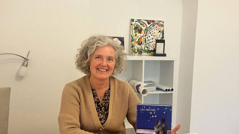 Initiative Schmetterling Neuss: Hebamme schreibt Buch für Sternenkinder