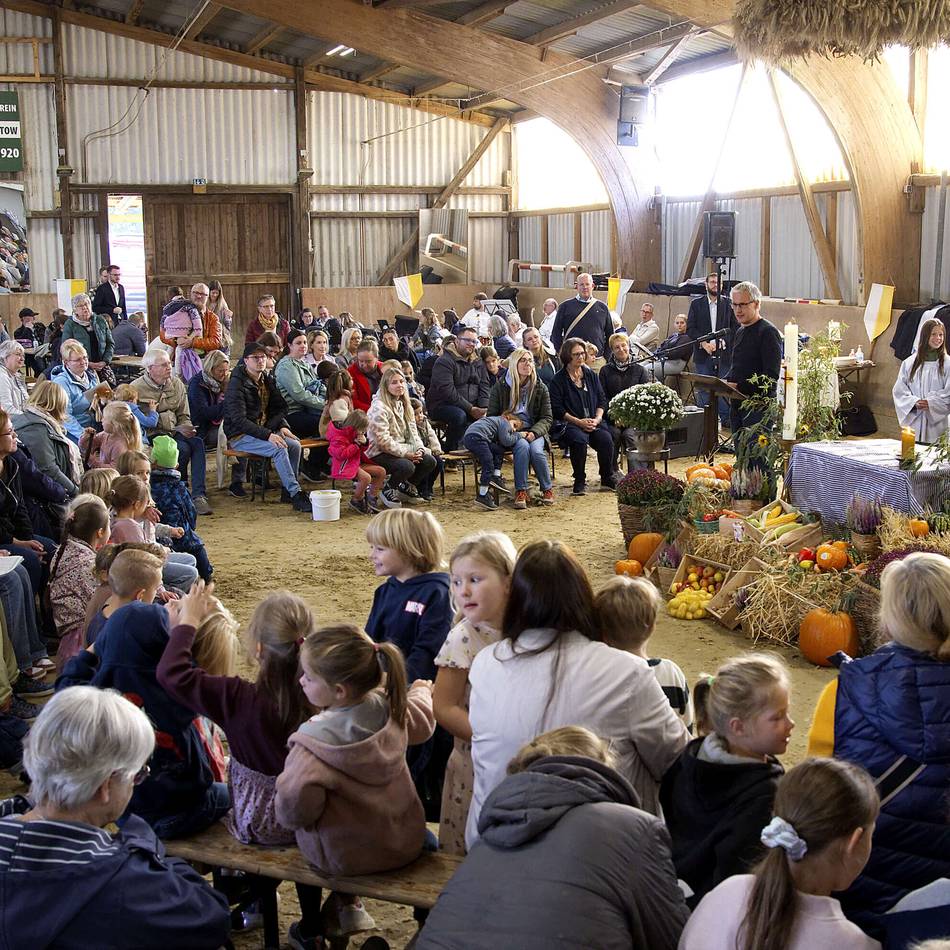 In der Budberger Reithalle: Gottesdienst zum Erntedankfest