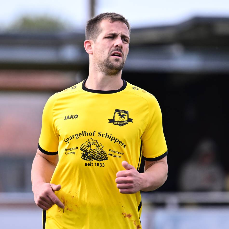 Bezirksliga-Spiel länger unterbrochen: Veens Julian Schmelzer muss ins Krankenhaus