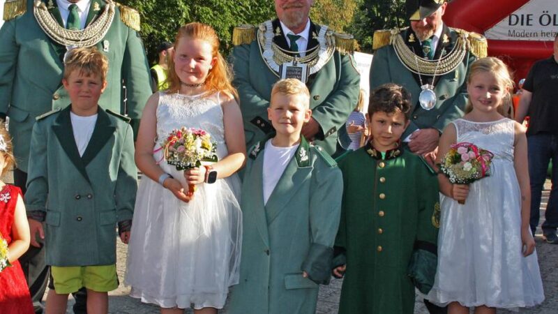 St.-Sebastianus-Bruderschaft Schiefbahn: Anton Ruskowski und Mariella Marx sind Kindermajestäten