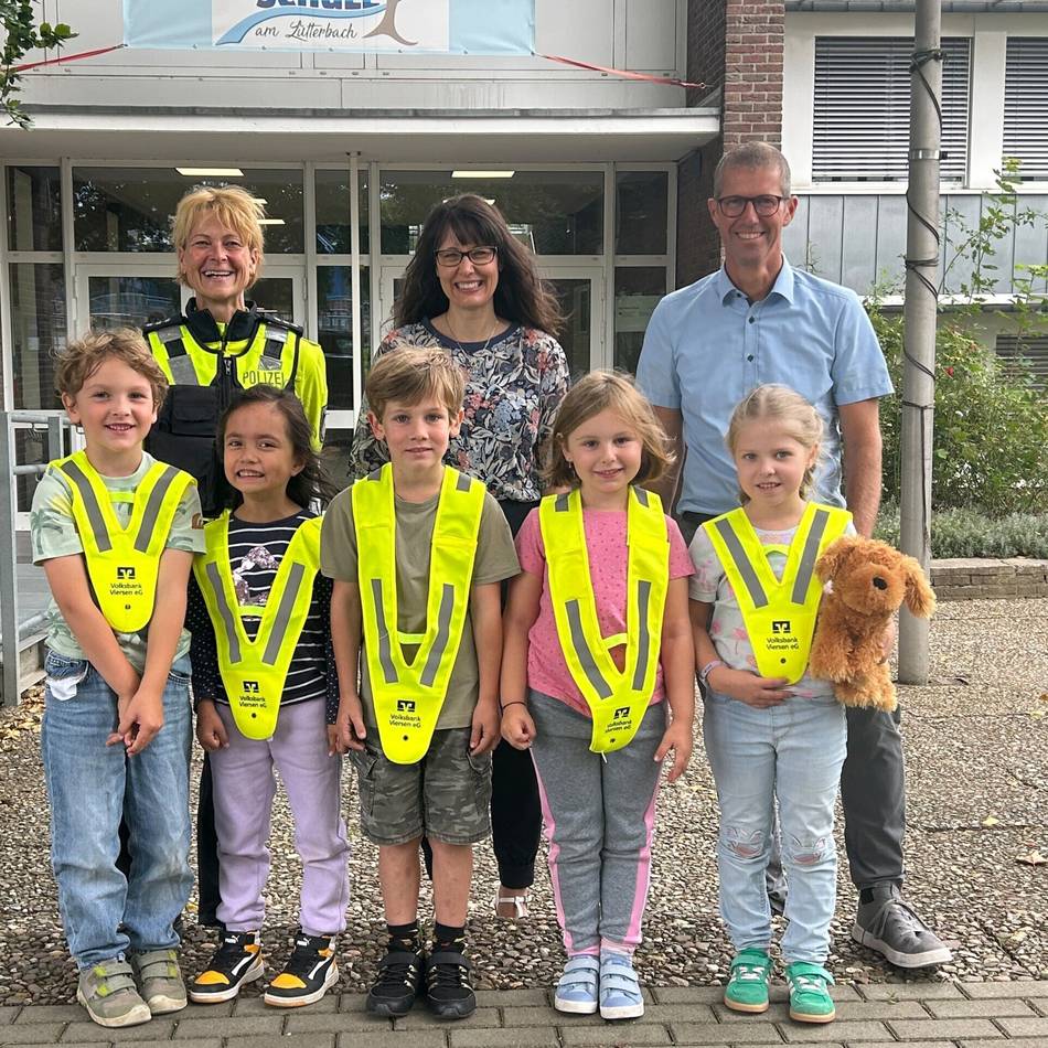 Straßenverkehrssicherheit in Niederkrüchten: Sicherheitskragen für Grundschüler