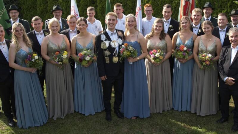 Schützenbruderschaft St. Ulrich Millingen: Das Königspaar Matthias und Lina präsentierte das Throngefolge